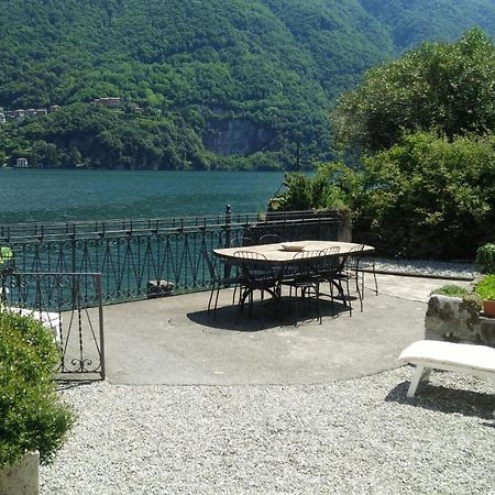 House On The Lake Shore Of 라글리오 외부 사진