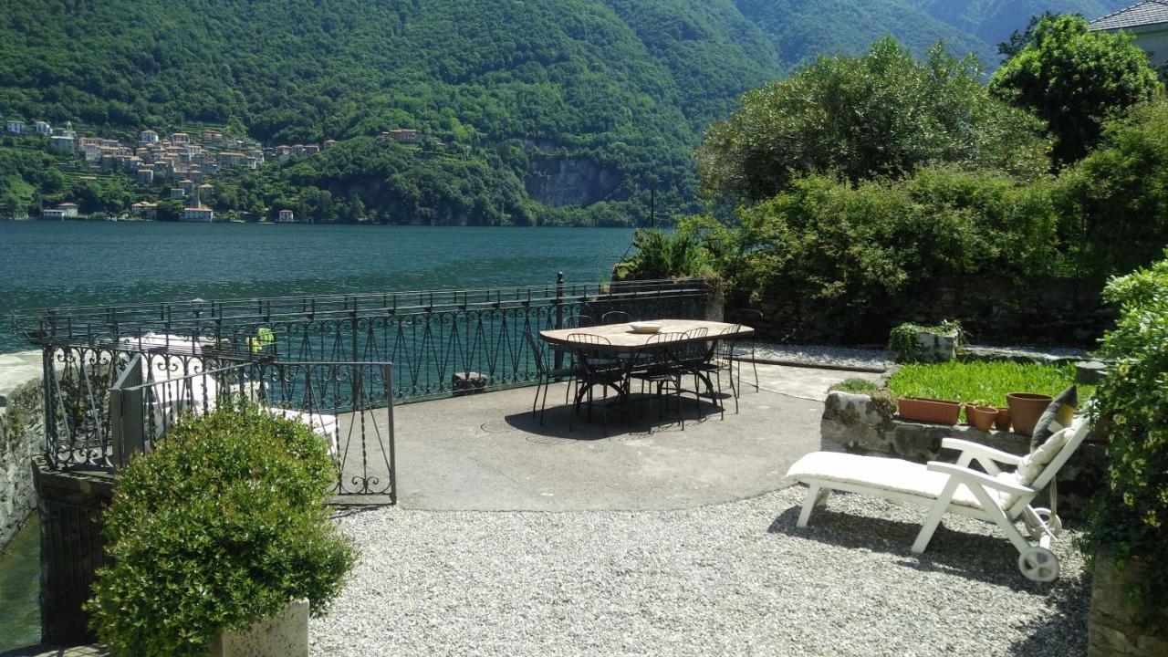 House On The Lake Shore Of 라글리오 외부 사진