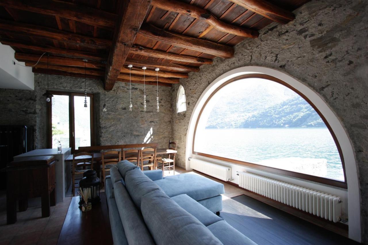 House On The Lake Shore Of 라글리오 외부 사진