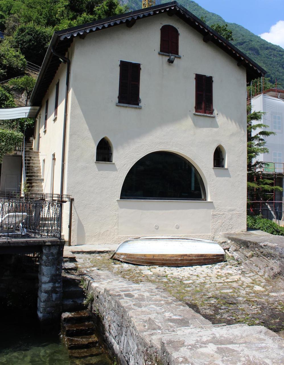 House On The Lake Shore Of 라글리오 외부 사진
