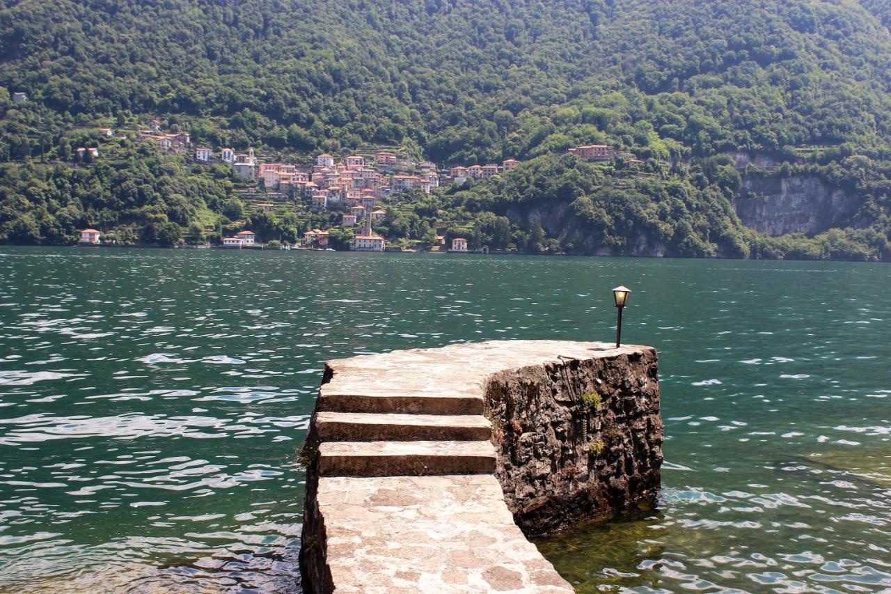 House On The Lake Shore Of 라글리오 외부 사진